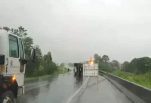 Caminhão tomba e bloqueia a BR-101 em Paulo Lopes