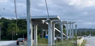 SC-401 terá uma pista interditada para obra de passarela do Ratones