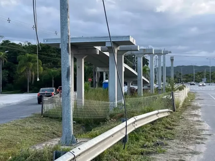 SC-401 terá uma pista interditada para obra de passarela do Ratones