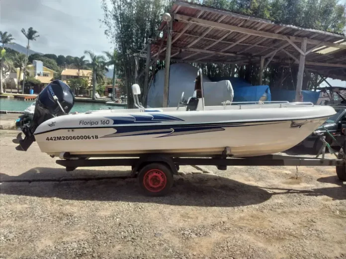 Lancha Mobdik desaparecida em Florianópolis