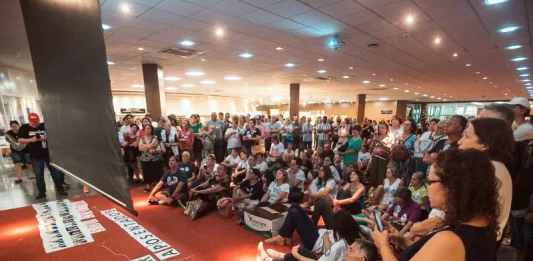 Deputados aprovam redução de descontos nas aposentadorias até 3 salários mínimos Servidores contrários à proposta de mudança na aposentadoria lotaram a Alesc