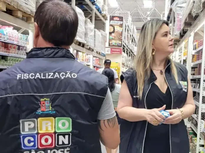Supermercado no Kobrasol é autuado por cobrar preço diferente da etiqueta