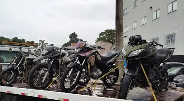 Desmanche de motos e loja que revendia peças são flagrados em São José, com 3 presos
