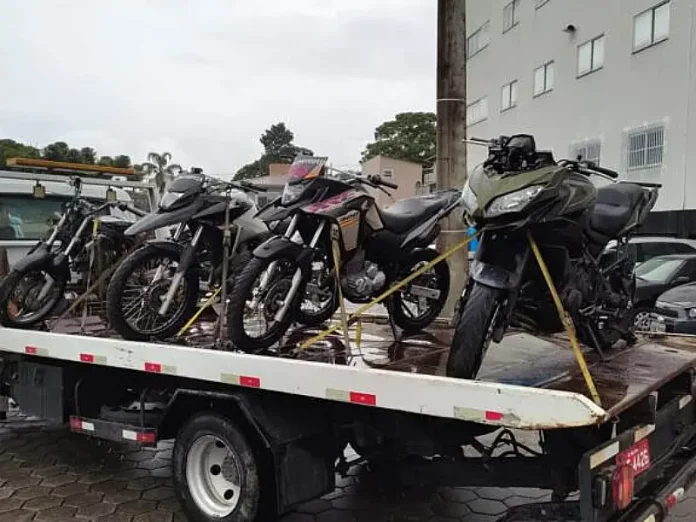 Desmanche de motos e loja que revendia peças são flagrados em São José, com 3 presos