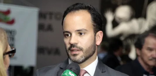 Desembargador derruba liminar que impedia Jorginho de nomear filho como secretário de Estado Filipe Mello