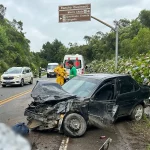Mulher morre ao ser ejetada de carro em colisão na BR-282