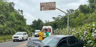 Mulher morre ao ser ejetada de carro em colisão na BR-282