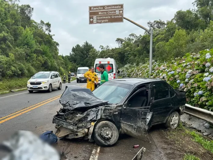 Mulher morre ao ser ejetada de carro em colisão na BR-282