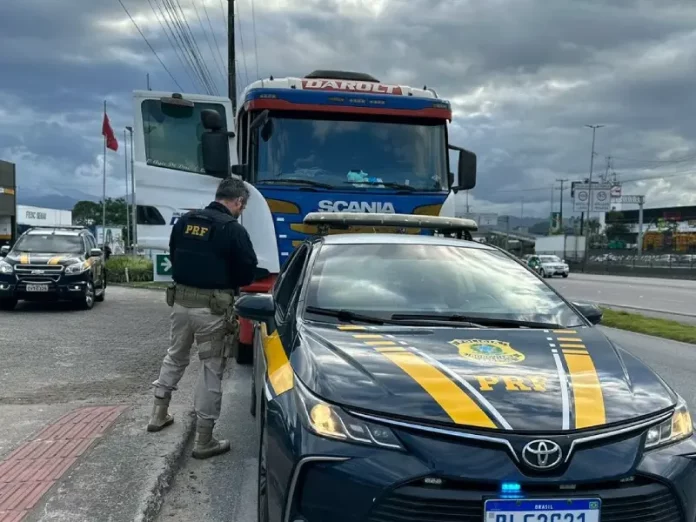 Caminhoneiro é preso por embriaguez com índice quatro vezes acima do limite para configurar crime