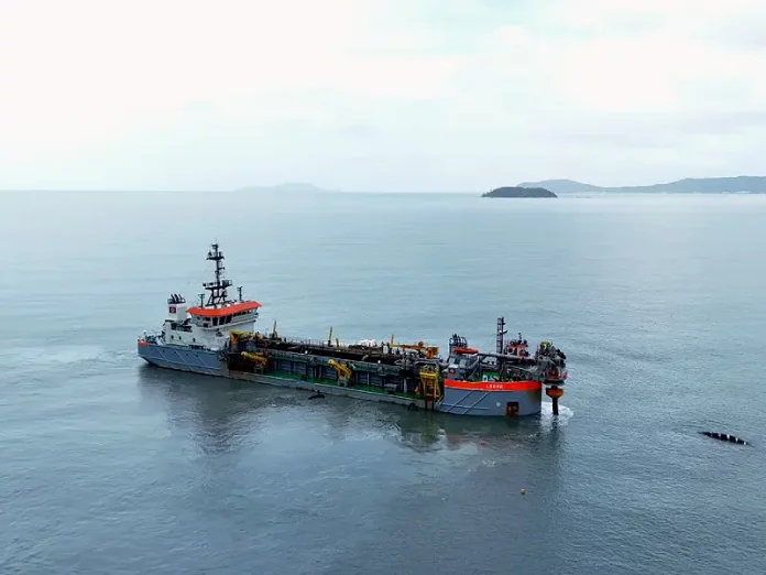 Draga utilizada no alargamento da Praia de Jurerê, em Florianópolis