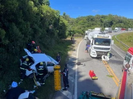 Acidente próximo ao posto da PRF em Rancho Queimado deixa uma vítima fatal Colisão frontal na BR-282 em Rancho Queimado: óbito de uma mulher e um homem ficou preso nas ferragens