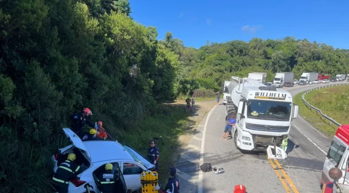 Colisão frontal na BR-282 em Rancho Queimado: óbito de uma mulher e um homem ficou preso nas ferragens