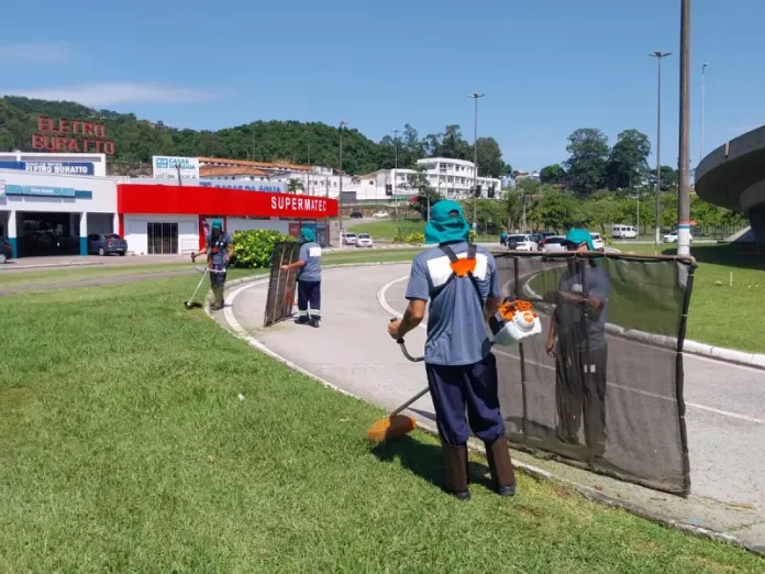 Presos iniciam trabalho nas ruas de Florianópolis Presos iniciam trabalho nas ruas de Florianópolis