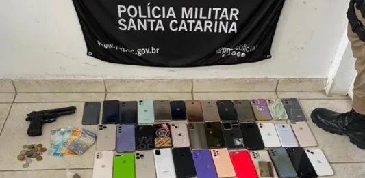 Ladrões são detidos com dezenas de celulares roubados no Carnaval em Florianópolis Ladrões são detidos com dezenas de celulares roubado no Carnaval em Florianópolis