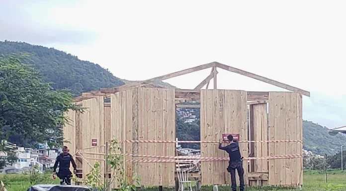 Casas construídas por indígenas são interditadas pela Prefeitura de Florianópolis