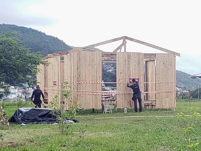 Casas construídas por indígenas são interditadas pela Prefeitura de Florianópolis
