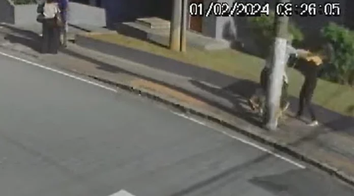 Pessoa em situação de rua dá soco no rosto de uma mulher no Centro de Florianópolis