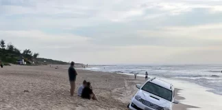 Caminhonete amanhece atolada na Praia do Morro das Pedras