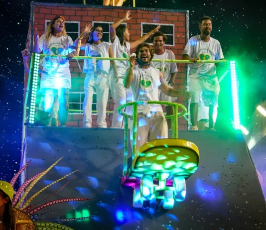 Atleta de skate Pedro Barros foi o destaque do desfile da União da ilha da magia
