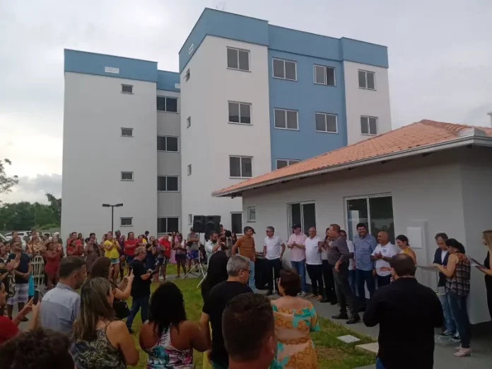 Ato de entrega de condomínio popular em São José
