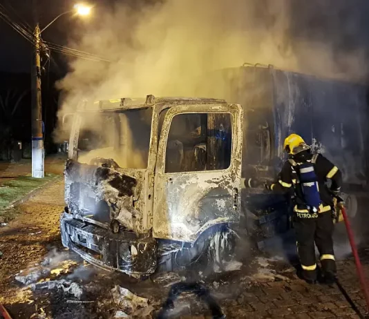 Bandidos queimam caminhão de lixo em Jurerê
