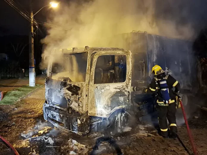 Bandidos queimam caminhão de lixo em Jurerê