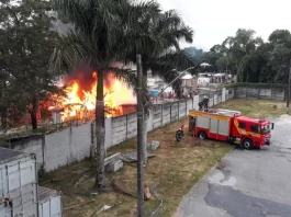 Três casas são destruídas por incêndio em Palhoça Incêndio destruiu três casas no Brejaru, em Palhoça