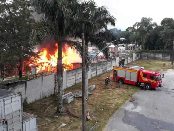 Incêndio destruiu três casas no Brejaru, em Palhoça