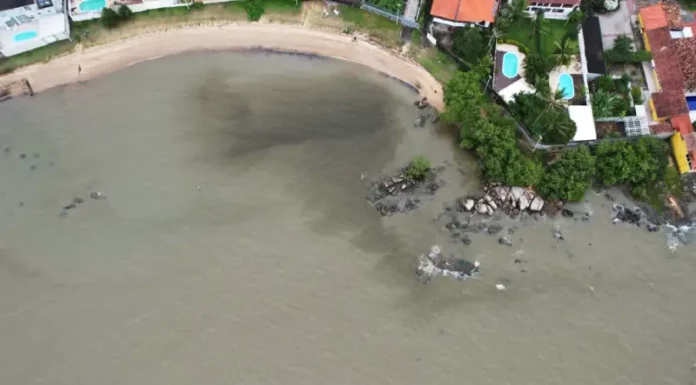 Mancha no mar da orla sul de São José pode ser excesso de microalgas