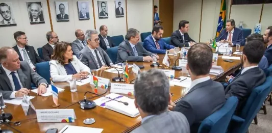 Proposta de trocar juros por educação