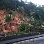 BR-101 bloqueada: equipes trabalham para remover barreiras no Morro dos Cavalos