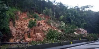 BR-101 bloqueada: equipes trabalham para remover barreiras no Morro dos Cavalos