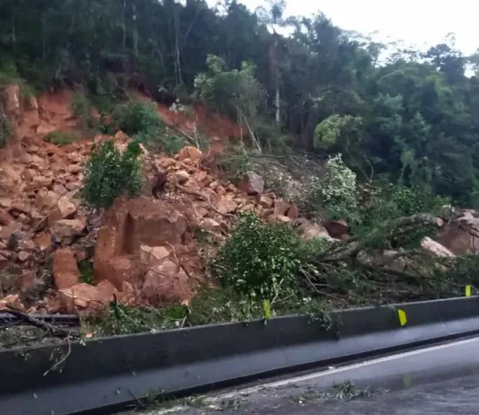BR-101 bloqueada: equipes trabalham para remover barreiras no Morro dos Cavalos