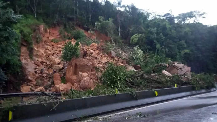 BR-101 bloqueada: equipes trabalham para remover barreiras no Morro dos Cavalos