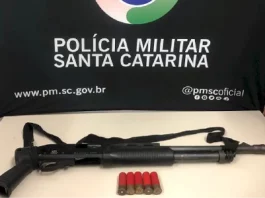 Dois homens são presos com espingarda em taxi em Florianópolis Dois homens são presos e arma de fogo é apreendida em Florianópolis
