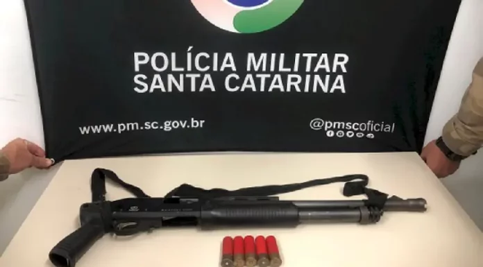 Dois homens são presos e arma de fogo é apreendida em Florianópolis