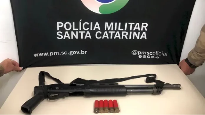 Dois homens são presos e arma de fogo é apreendida em Florianópolis