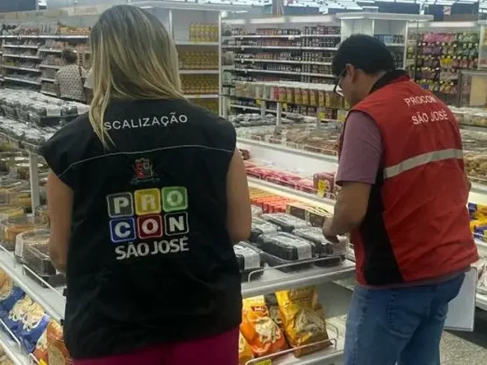 Procon de São José identifica irregularidades em supermercado