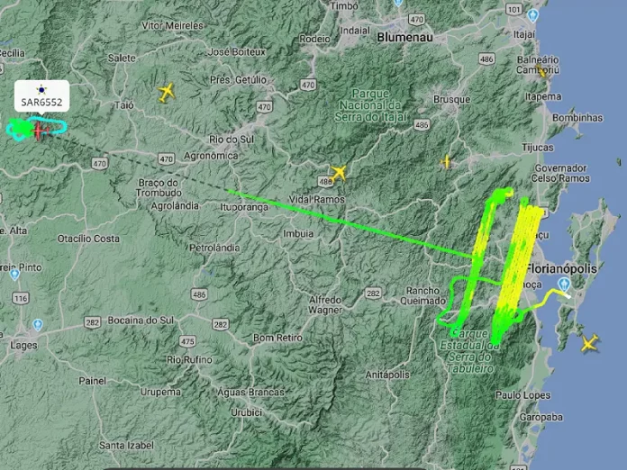 Avião da FAV faz varredura em busca de aeronave desaparecida em SC