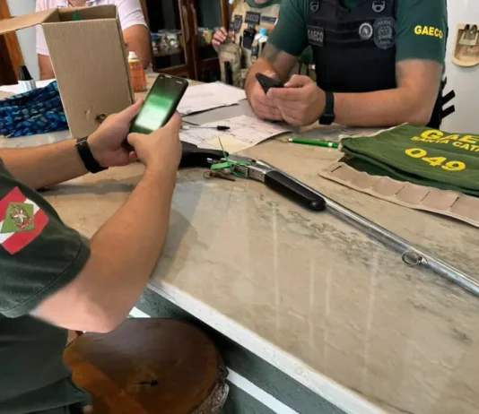Operação Mensageiro: Novas prisões e ampliação das investigações em SC Agentes encontraram arma irregular em casa de político investigado na Operação Mensageiro