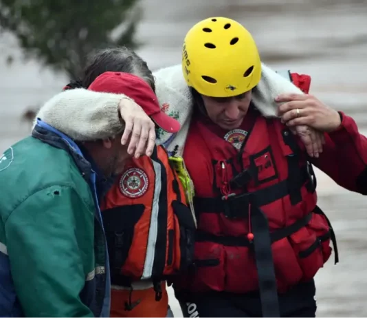 Mortes no RS chegam a 56; bombeiros catarinenses resgataram mais de 500 pessoas