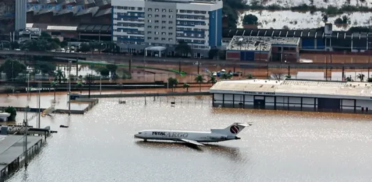 Aeroporto Salgado Filho, em Porto Alegre, está alagado