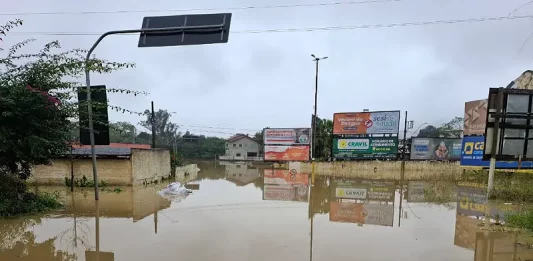 Vale do Itajaí sofre com cheia após mais de 200mm de chuva Chuvas em SC: 20 municípios registram ocorrências e Rio do Sul decreta situação de emergência
