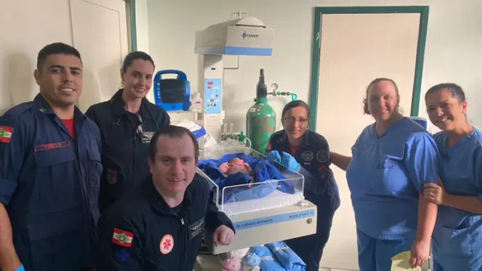 Bebê nasce em ambulância em Florianópolis