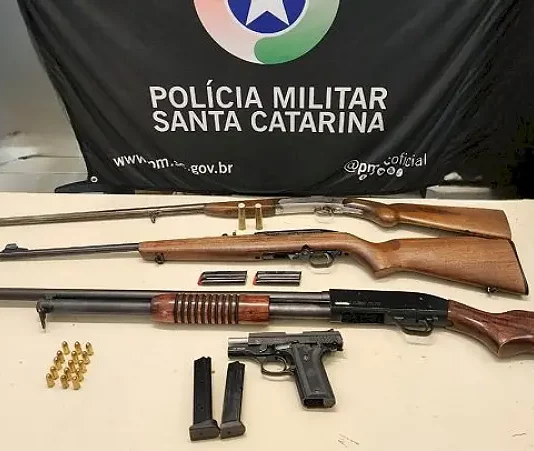 Homem é flagrado circulando com espingarda .12 na capital Quatro armas de fogo são apreendidas e um homem é detido em Florianópolis