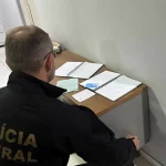 PF coletaram provas na casa da estelionatária em Palhoça
