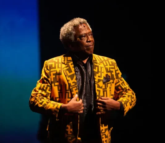 Santa Catarina recebe Festival do Palco Giratório, com programação gratuita Maurício Tizumba no Espetáculo "Herança" (foto de Pablo Bernardo)