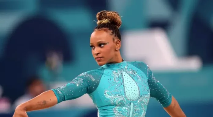 Rebeca Andrade celebra a conquista do ouro no solo individual nas Olimpíadas de Paris