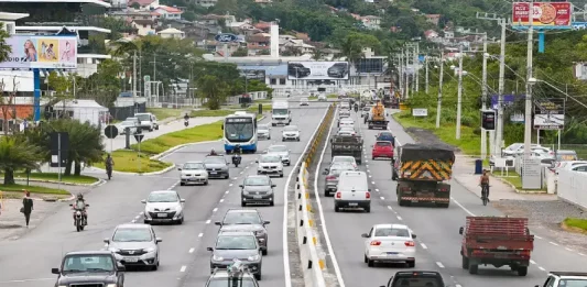 Celesc realiza intervenção na SC-401 para construção de rede elétrica de novo hospital