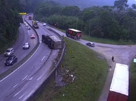 Carreta tomba e prejudica trânsito no Morro dos Cavalos Carreta tomba e prejudica trânsito no Morro dos Cavalos